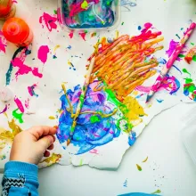 Atelier d’arts plastiques en crèche