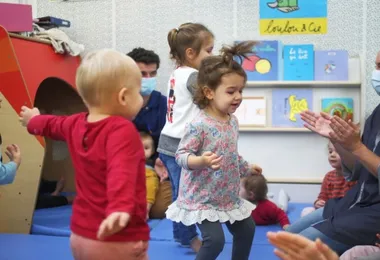 Jeunes enfants pendant un cours de danse