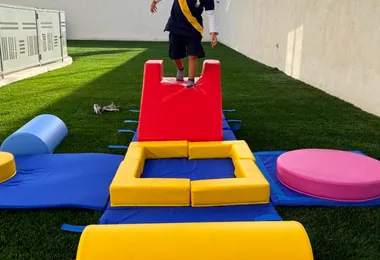 Enfants réalisant des exercices de gymnastique