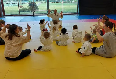 Enfants en tenue de judo lors d’un cours de sport de combat