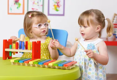 Enfants découvrant des instruments lors de l’atelier musique