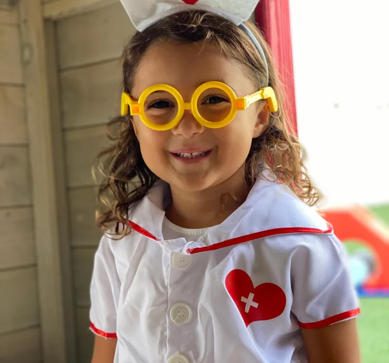 Enfant de la crèche Rainbow déguisée en infirmière lors d’un atelier de jeux de rôle