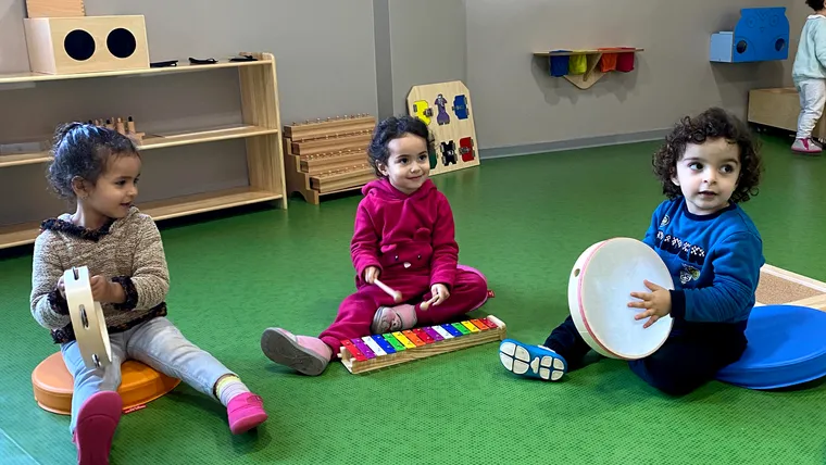 Enfants encadrés à la halte-garderie de la crèche Rainbow