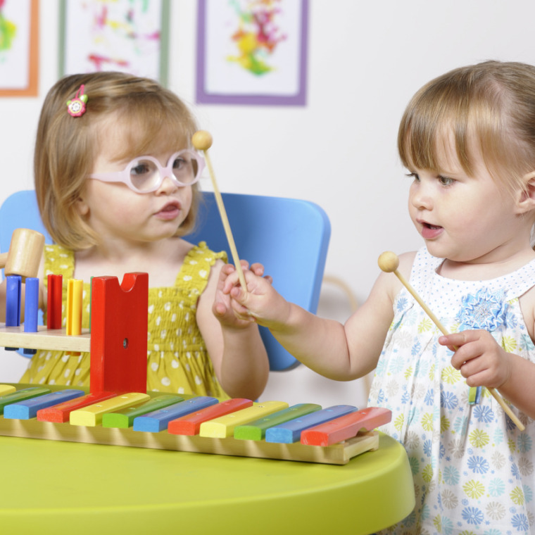 petites_filles_-_musique_-_creche_.istockjpg-760x760.jpg